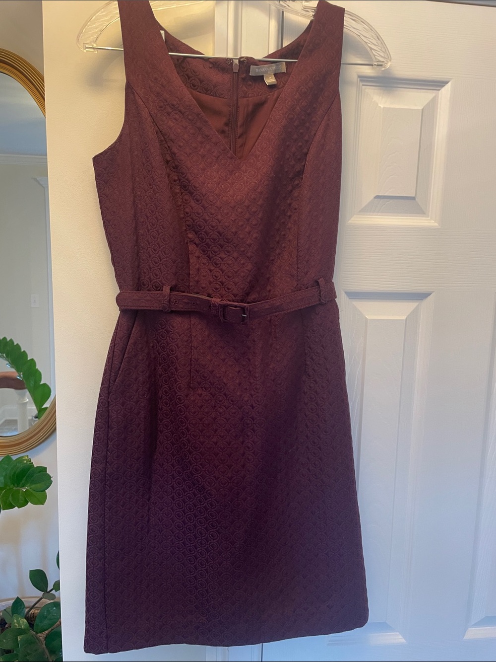 Banana Republic Sleeveless Textured Sheath Dress in Burgundy